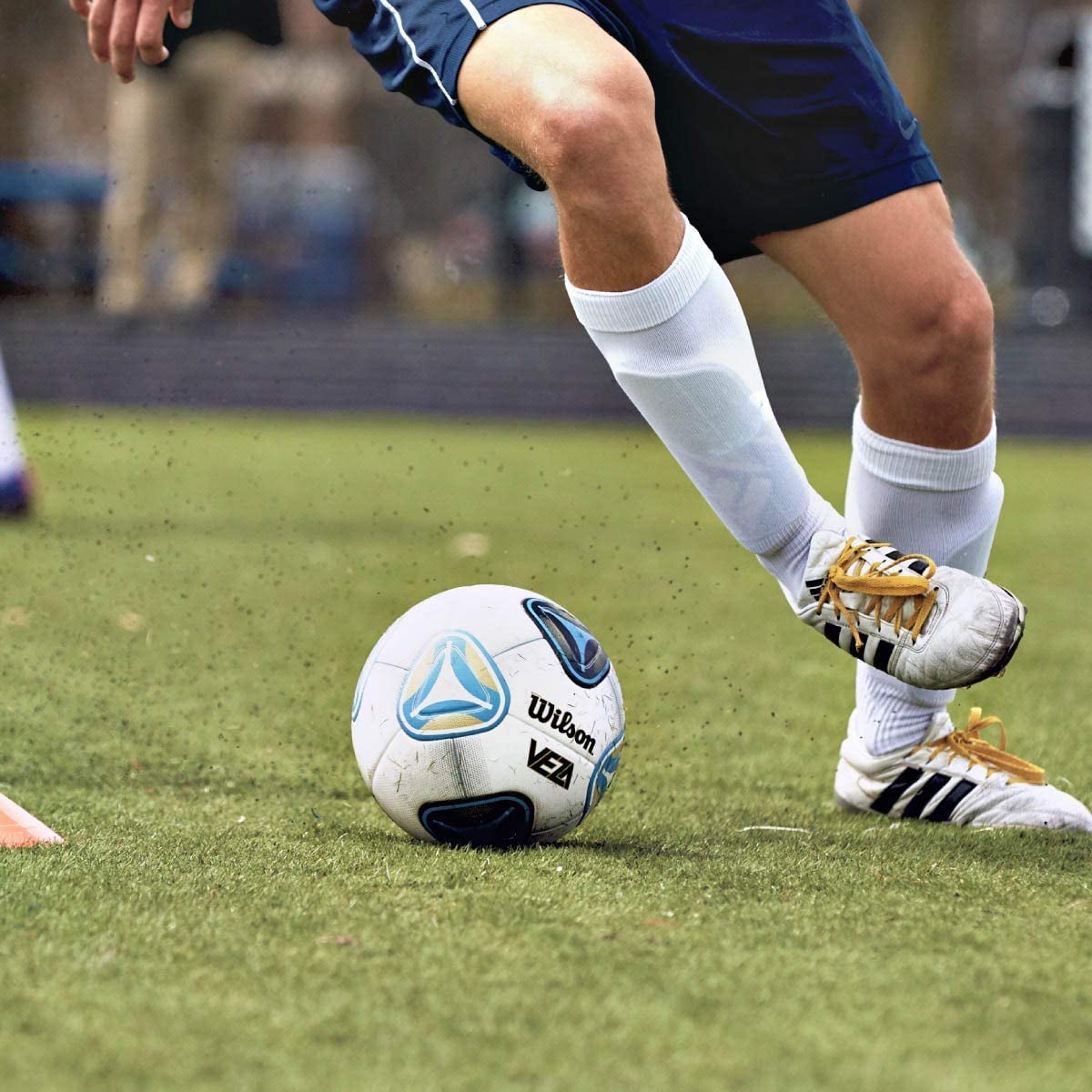 Wilson Unisex-Adult Soccer Ball WTE9705IB, White/Blue, Size 5